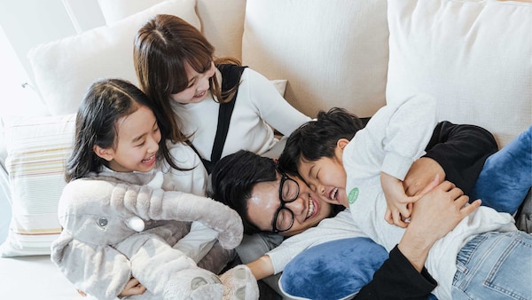 이케아 쇼파에서 휴식을 취하는 가족